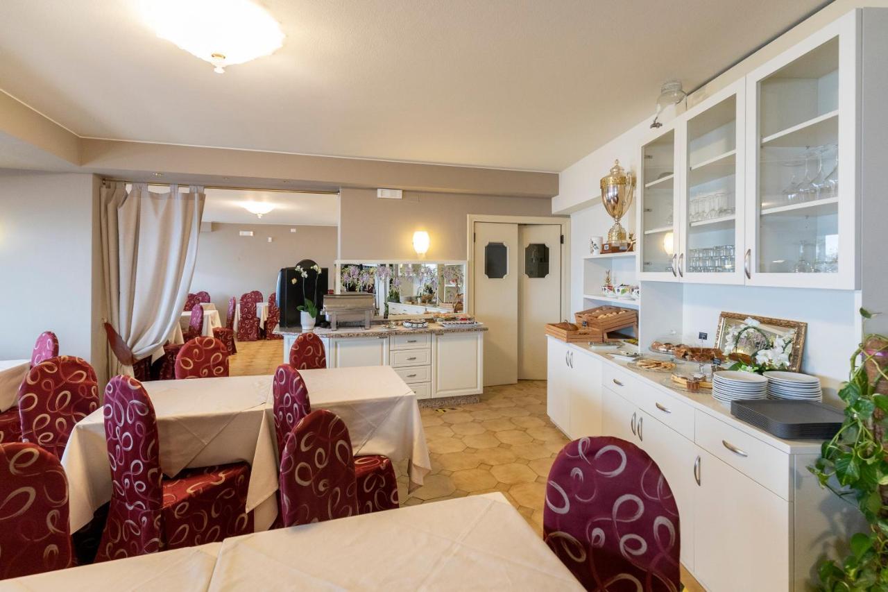 Hotel Nettuno Brenzone sul Garda Esterno foto