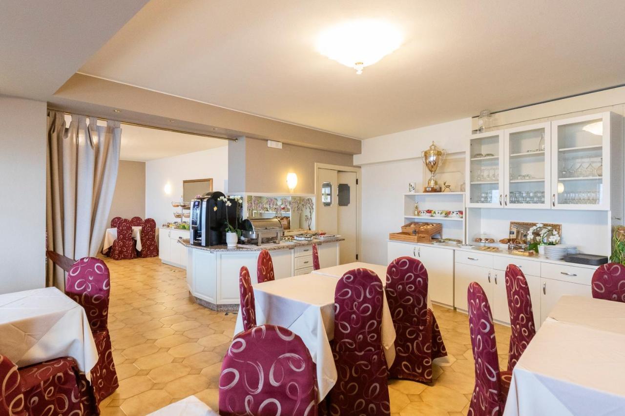 Hotel Nettuno Brenzone sul Garda Esterno foto