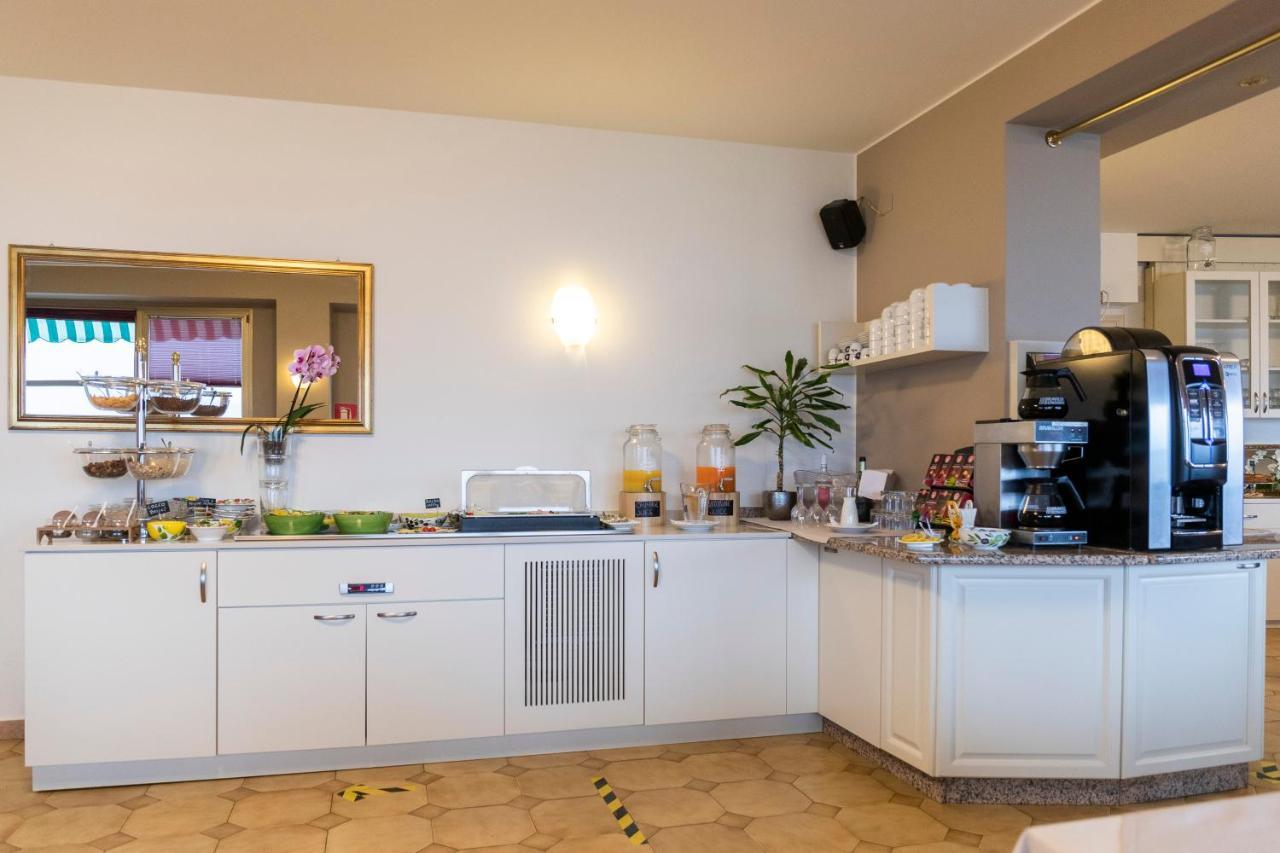 Hotel Nettuno Brenzone sul Garda Esterno foto