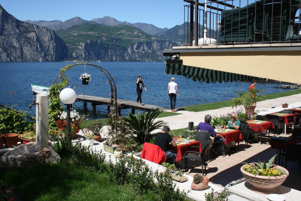 Hotel Nettuno Brenzone sul Garda Esterno foto