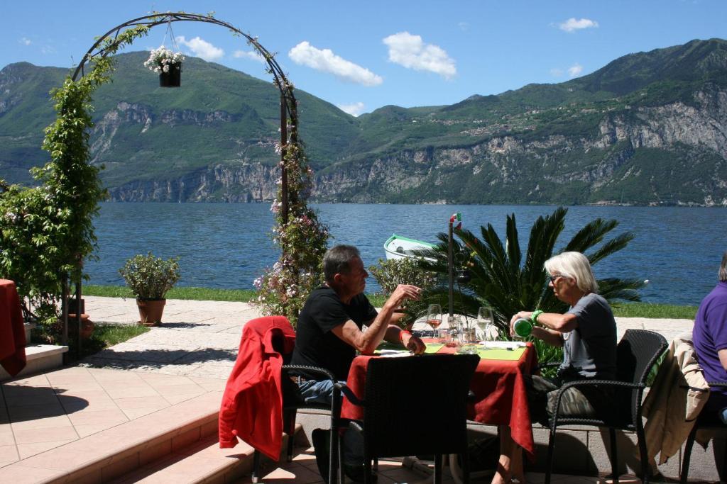 Hotel Nettuno Brenzone sul Garda Esterno foto