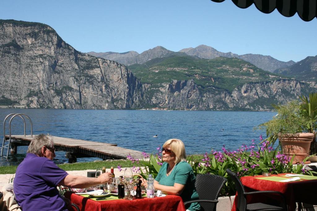 Hotel Nettuno Brenzone sul Garda Esterno foto